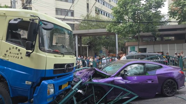 牛融网 轿车冲破护栏撞上环卫卡车，驾驶员被警方现场控制